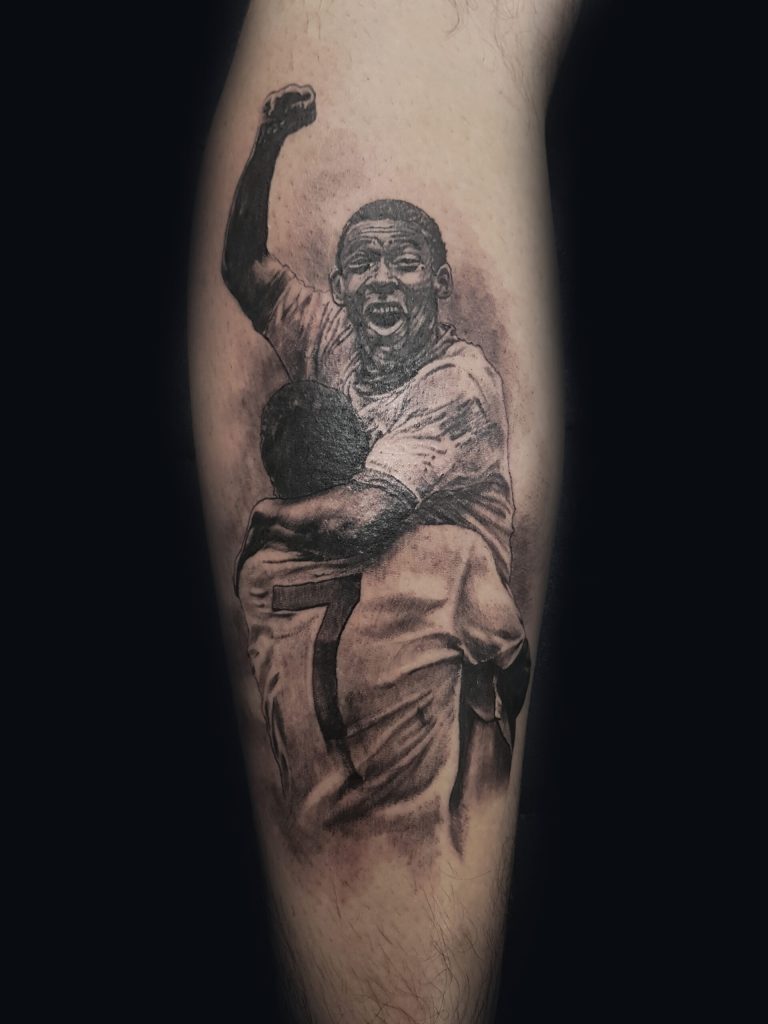 Tatouage - Portrait de Pelé en noir et gris réaliste sur le mollet