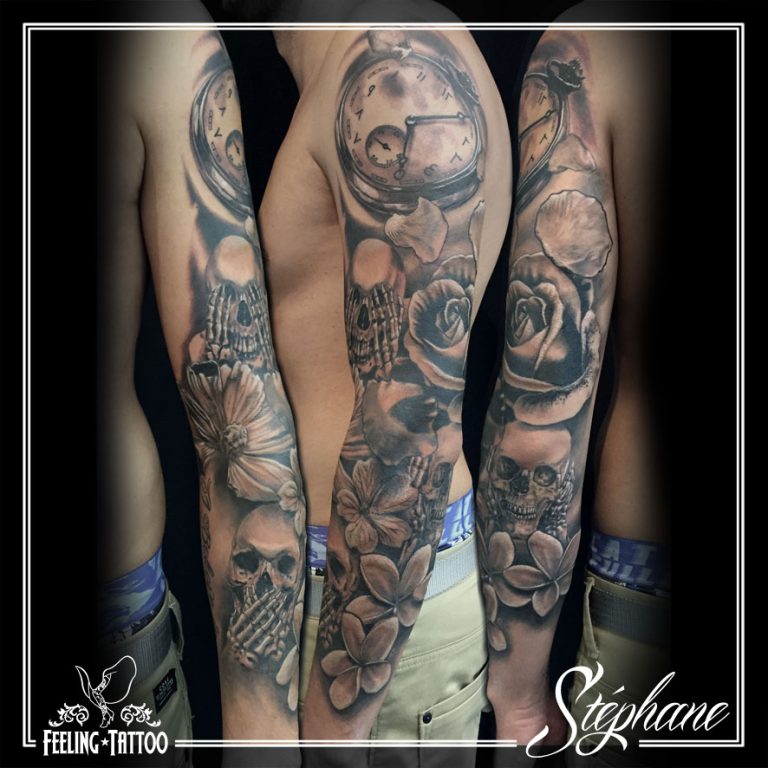 Tatouage - Manchette bras complet crânes de la vanité, fleurs et montre en noir et gris