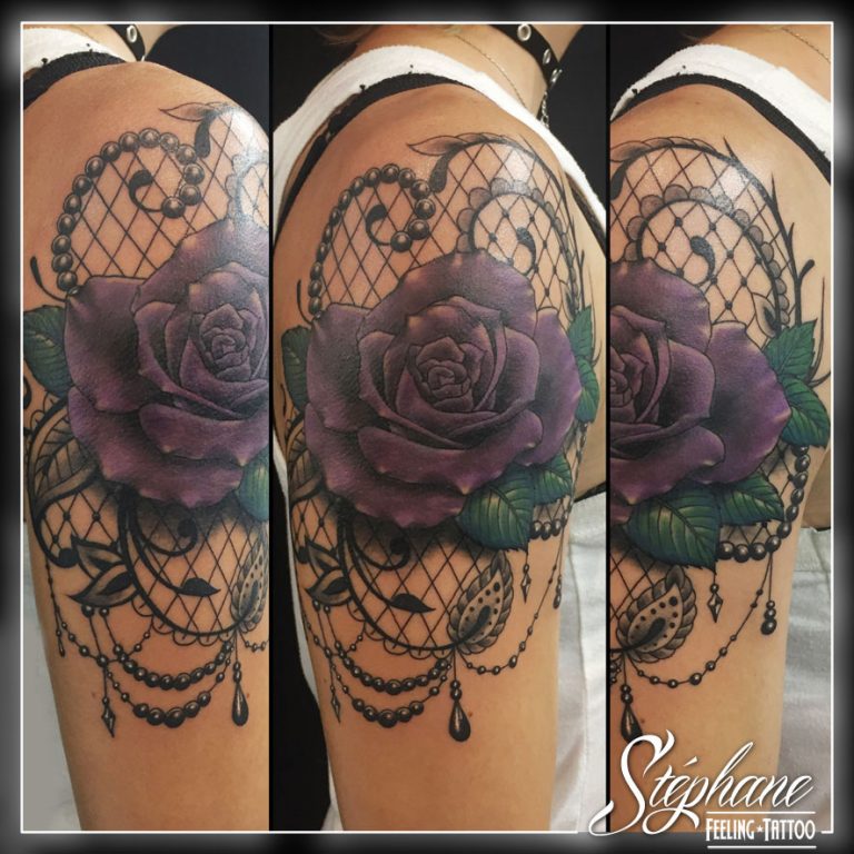 Tatouage - Rose en couleurs et ornements et dentelle en noir et gris sur l'épaule (recouvrement)