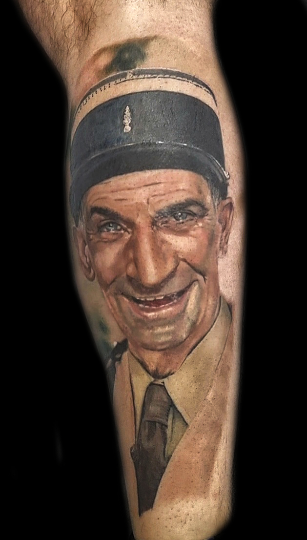 Tatouage - Portrait de Louis de Funès en gendarme dans "Le gendarme se marie" en couleurs réalistes sur le mollet