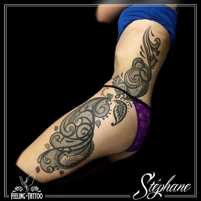 Tatouage - Ornements et dentelle en noir et gris et détails en couleurs sur cuisse, hanche et côtes (cicatrisé)