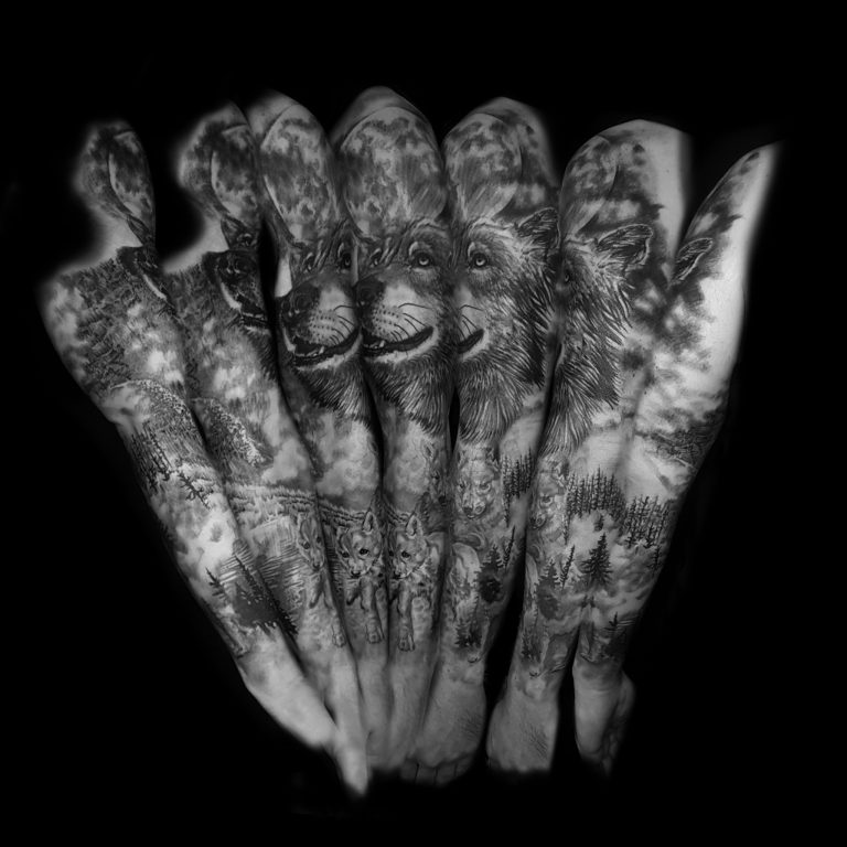 Tatouage - Manchette bras complet, loup et louveteau, lune et paysage montagne en noir et gris