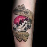 Tatouage - Crâne rouge dans un casque de stormtrooper de StarWars en couleurs sur le mollet
