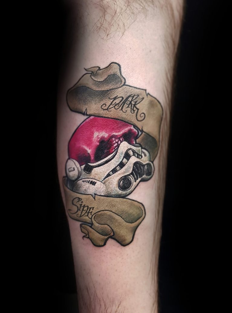 Tatouage - Crâne rouge dans un casque de stormtrooper de StarWars en couleurs sur le mollet