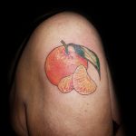Tatouage - Clémentine en couleurs sur l'épaule