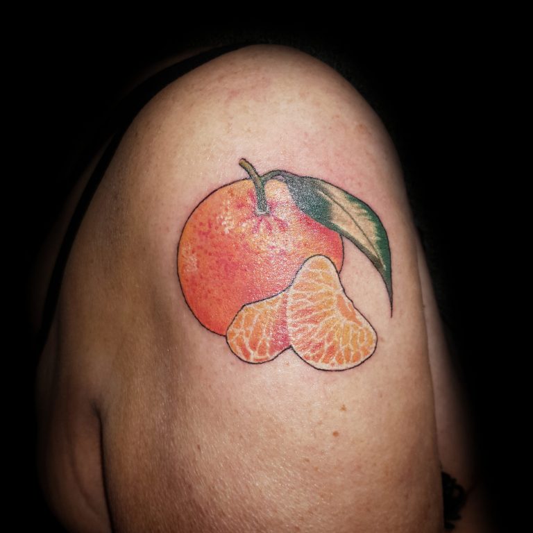Tatouage - Clémentine en couleurs sur l'épaule