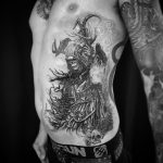 Tatouage - Faucheuse inspirée par l'oeuvre de Christopher Lovell en noir et gris sur les côtes