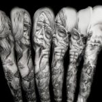 Tatouage - Manchette bras complet, corbeau, loup, portrait et masque en noir et gris
