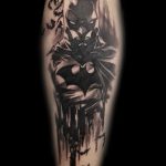 Tatouage - Buste de Batman en noir et gris sur le mollet