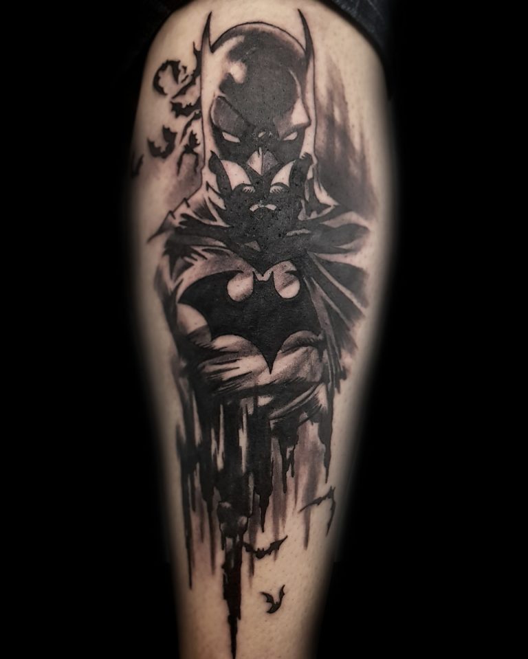 Tatouage - Buste de Batman en noir et gris sur le mollet