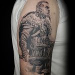 Tatouage - Buste de Viking sur l'épaule en noir et gris (cicatrisé)