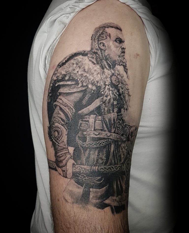 Tatouage - Buste de Viking sur l'épaule en noir et gris (cicatrisé)