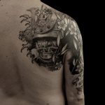 Tatouage - Samouraï - Composition japonisante en noir et gris sur l'omoplate, l'épaule et le pec (cicatrisé) 1/3