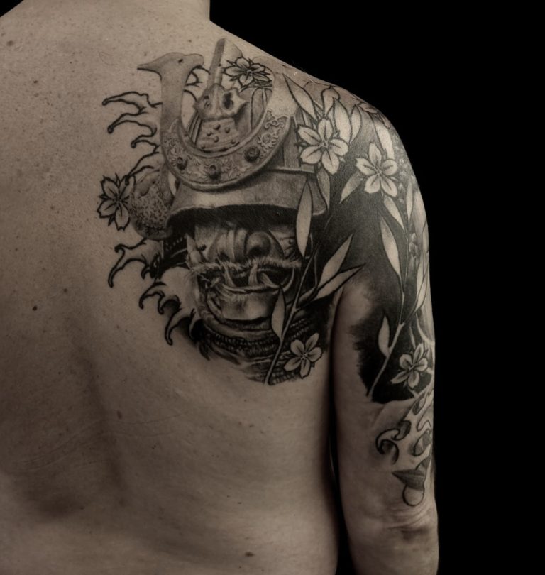 Tatouage - Samouraï - Composition japonisante en noir et gris sur l'omoplate, l'épaule et le pec (cicatrisé) 1/3