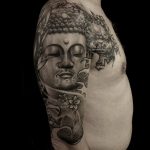 Tatouage - Bouddha - Composition japonisante en noir et gris sur l'omoplate, l'épaule et le pec (cicatrisé) 2/3