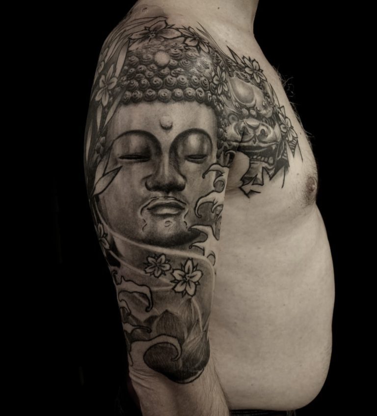 Tatouage - Bouddha - Composition japonisante en noir et gris sur l'omoplate, l'épaule et le pec (cicatrisé) 2/3