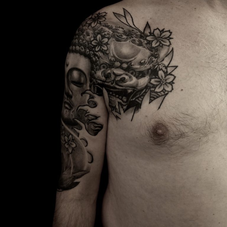 Tatouage - Fudog - Composition japonisante en noir et gris sur l'omoplate, l'épaule et le pec (cicatrisé) 3/3