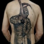 Tatouage - Haut guerrier elfe du Seigneur des Anneaux en noir et gris réaliste dans le dos