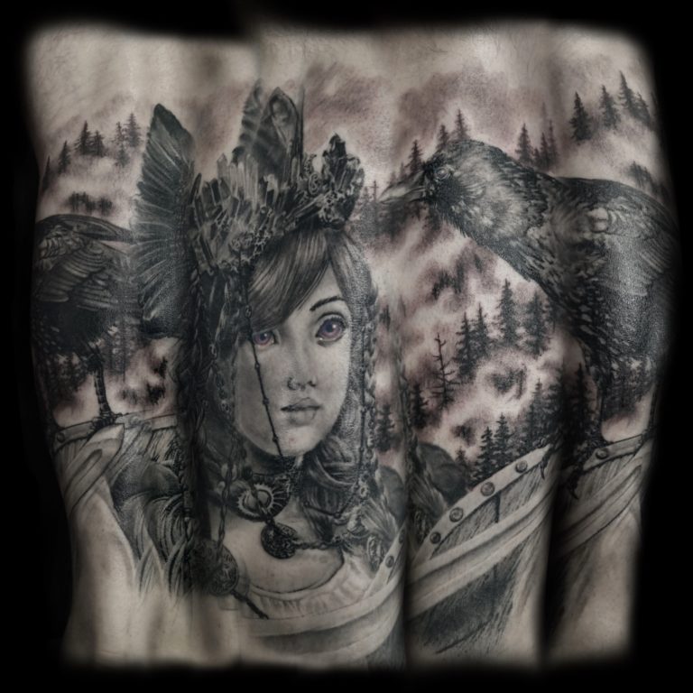 Tatouage - Demie jambe - composition viking, Valkyrie et corbeau en noir et gris
