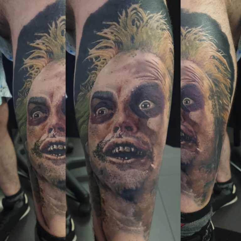 Tatouage - Portrait de Mickael Keaton dans "Beetlejuice" en couleurs réalistes sur le tibia (cicatrisé)