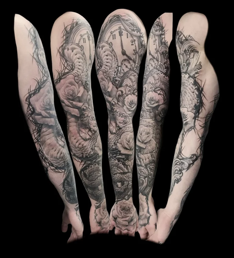 Tatouage - Manchette bras complet serpent, roses et montre de gousset en noir et gris réaliste