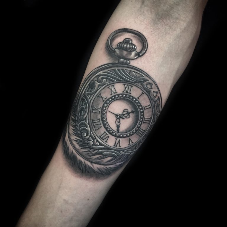 Tatouage - Montre à gousset et plume en noir et gris réaliste sur l'avant-bras (cicatrisé)