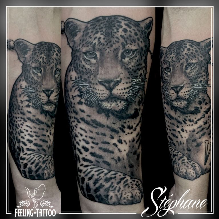 Tatouage - Panthère tachetée en noir et gris réaliste sur l'avant-bras (cicatrisé)