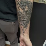 Tatouage Lion Realiste Et Graphique En Noir Et Gris Sur L Avant Bras
