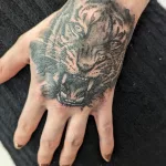 Tatouage Tigre Realiste Noir Et Gris Sur La Main